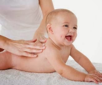 Inilah 8 Manfaat Melakukan Pijat Bayi secara Rutin 